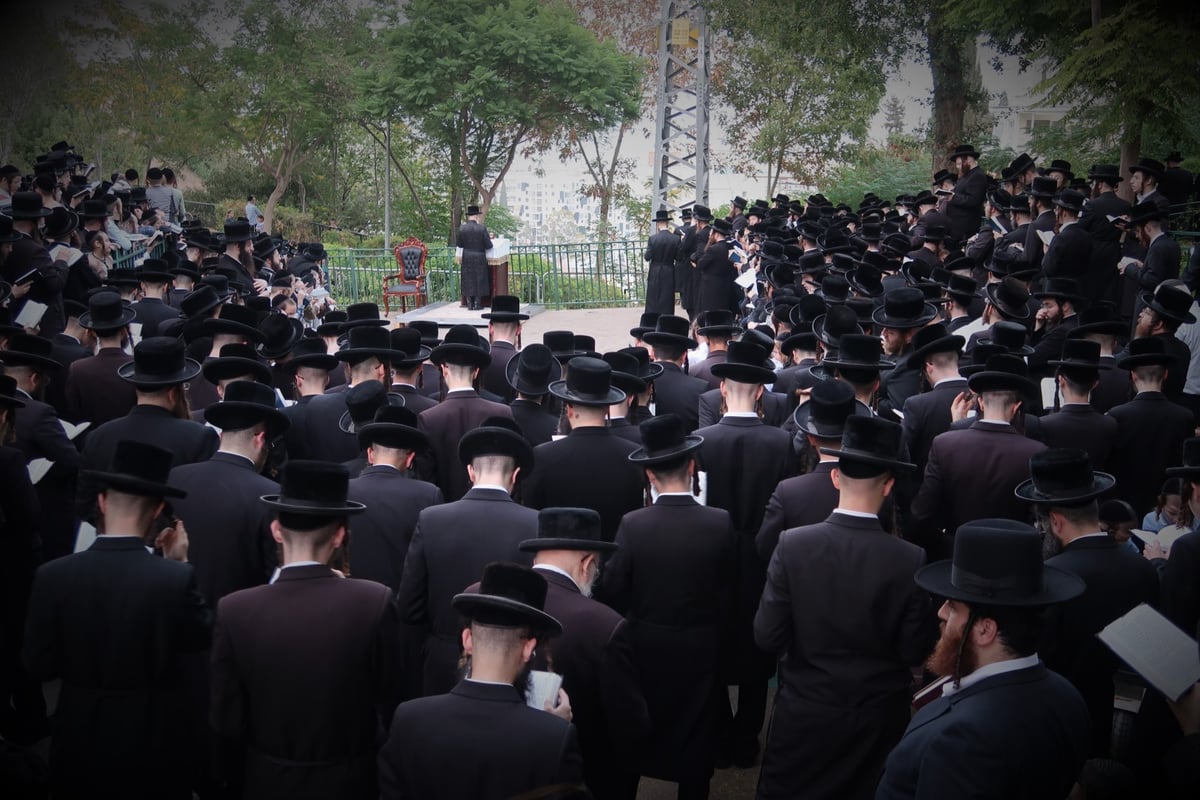 במוצאי יום כיפור: החסידים הגישו לרבי אלפי שעות לימוד