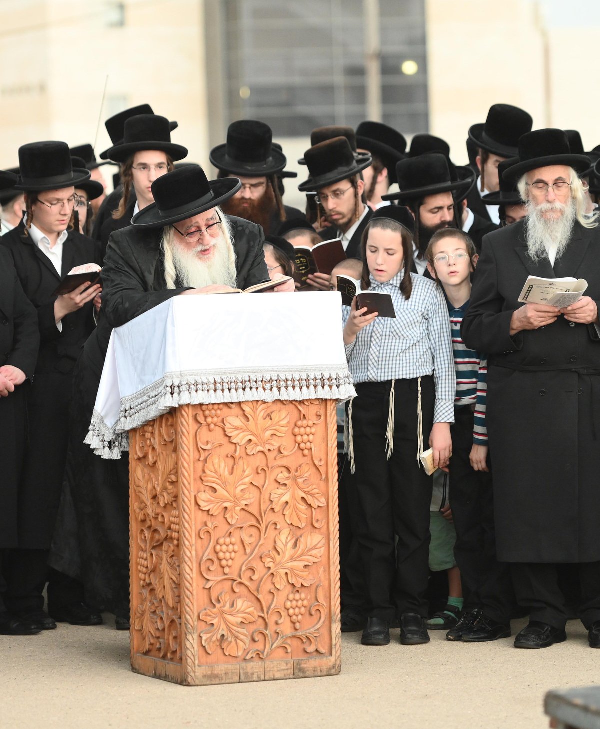 מתשליך וכפרות עד הלחיים: מראות יום הכיפורים בצאנז