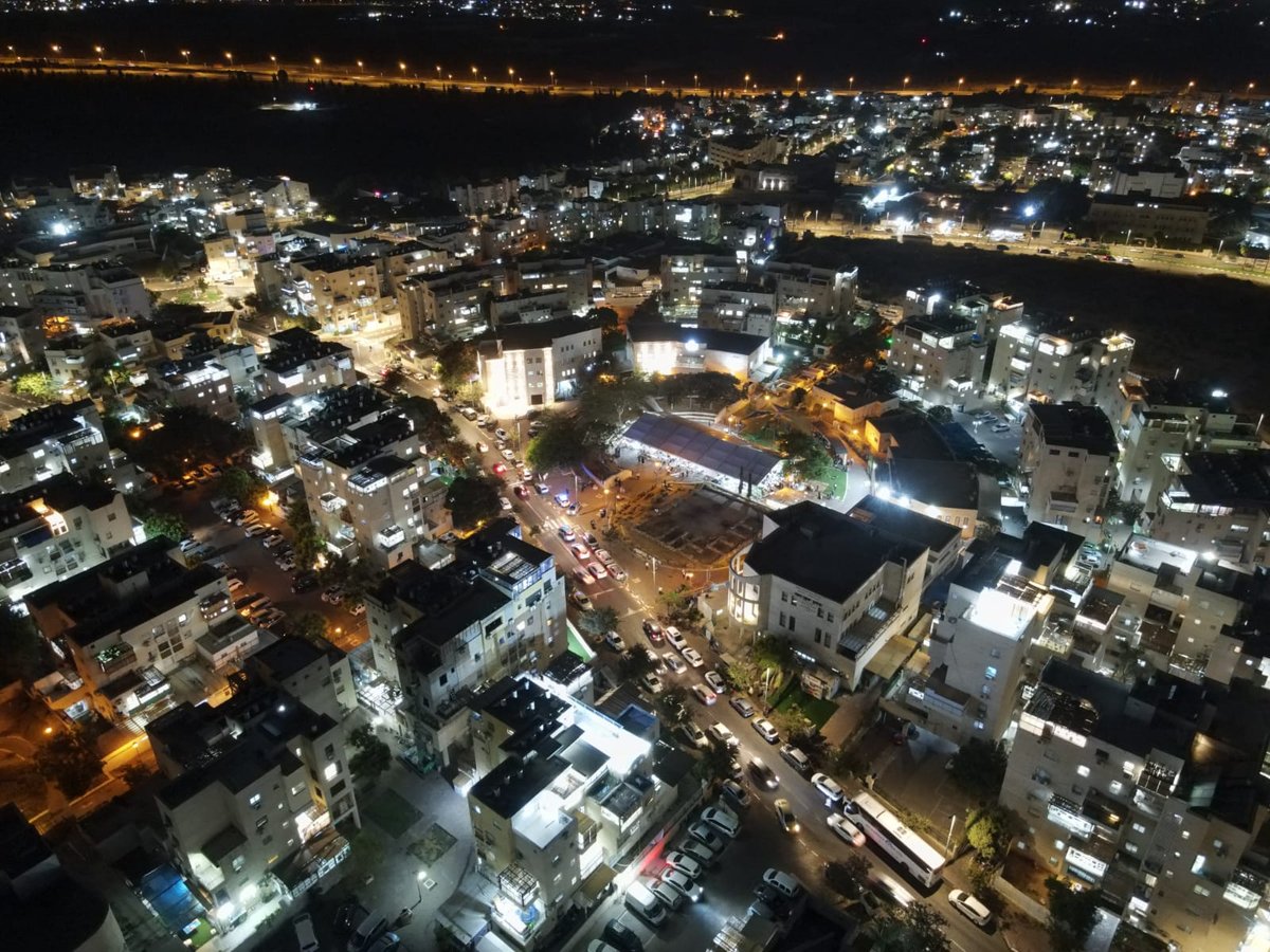 מבט מרהיב מלמעלה: הסוכות הרבות ברחבי העיר אלעד