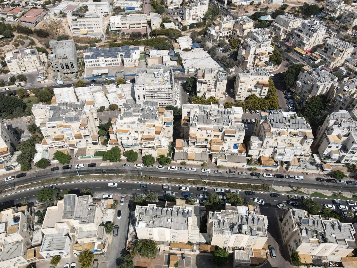 מבט מרהיב מלמעלה: הסוכות הרבות ברחבי העיר אלעד