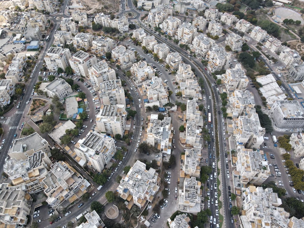 מבט מרהיב מלמעלה: הסוכות הרבות ברחבי העיר אלעד