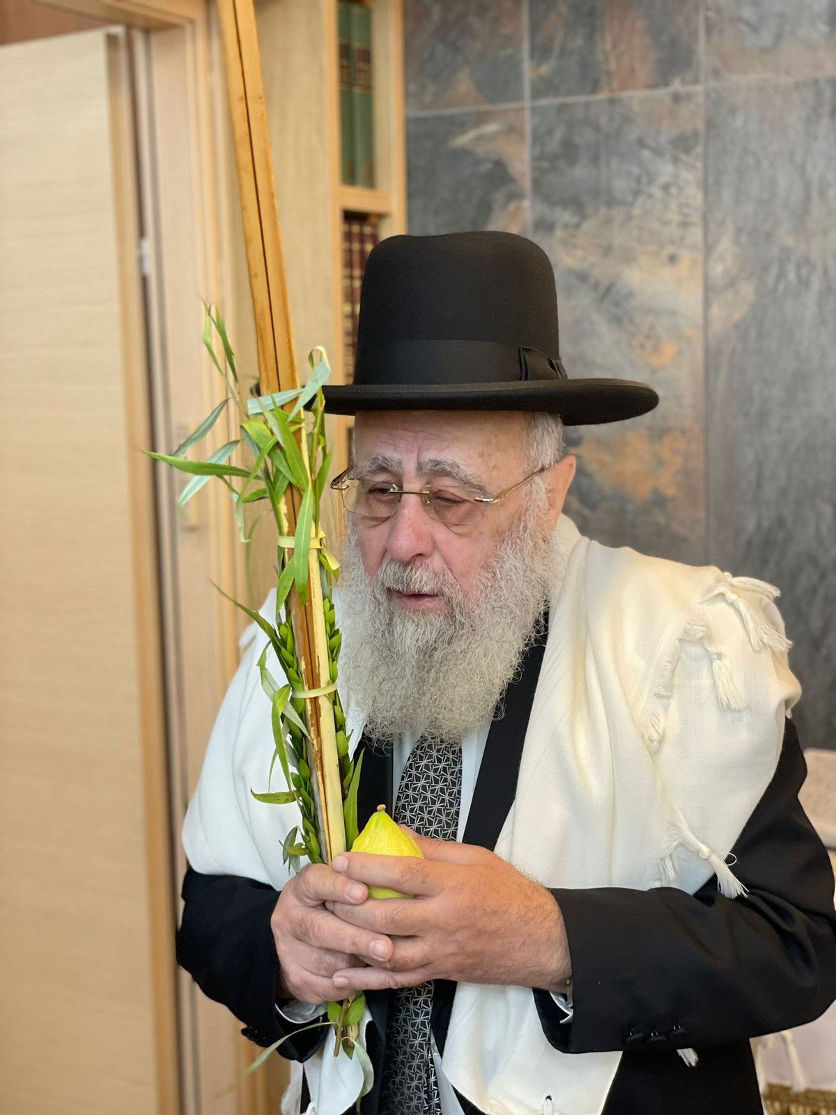 תיעוד מיוחד: תפילה, נענועים ועלייה לרגל במעונו של הראש"ל