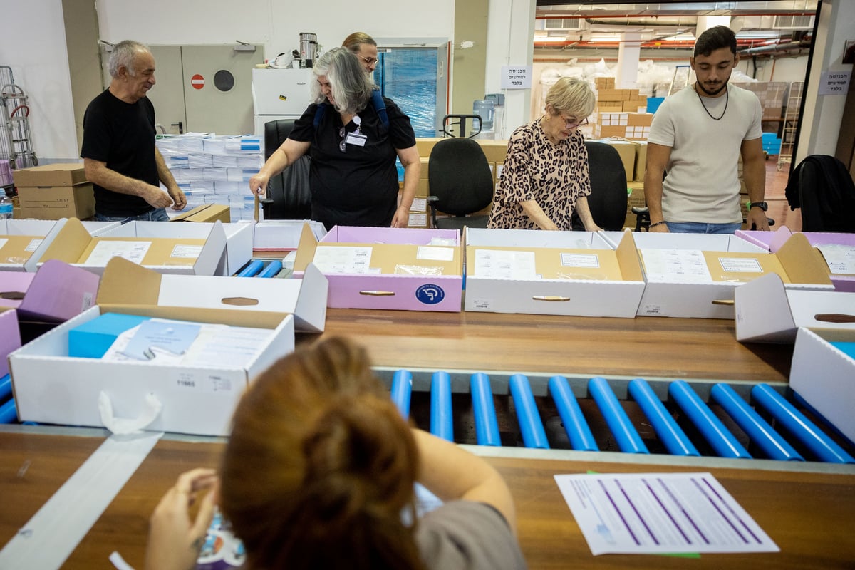 כך מכינים את פתקי ההצבעה והקלפיות - לבחירות | תיעוד