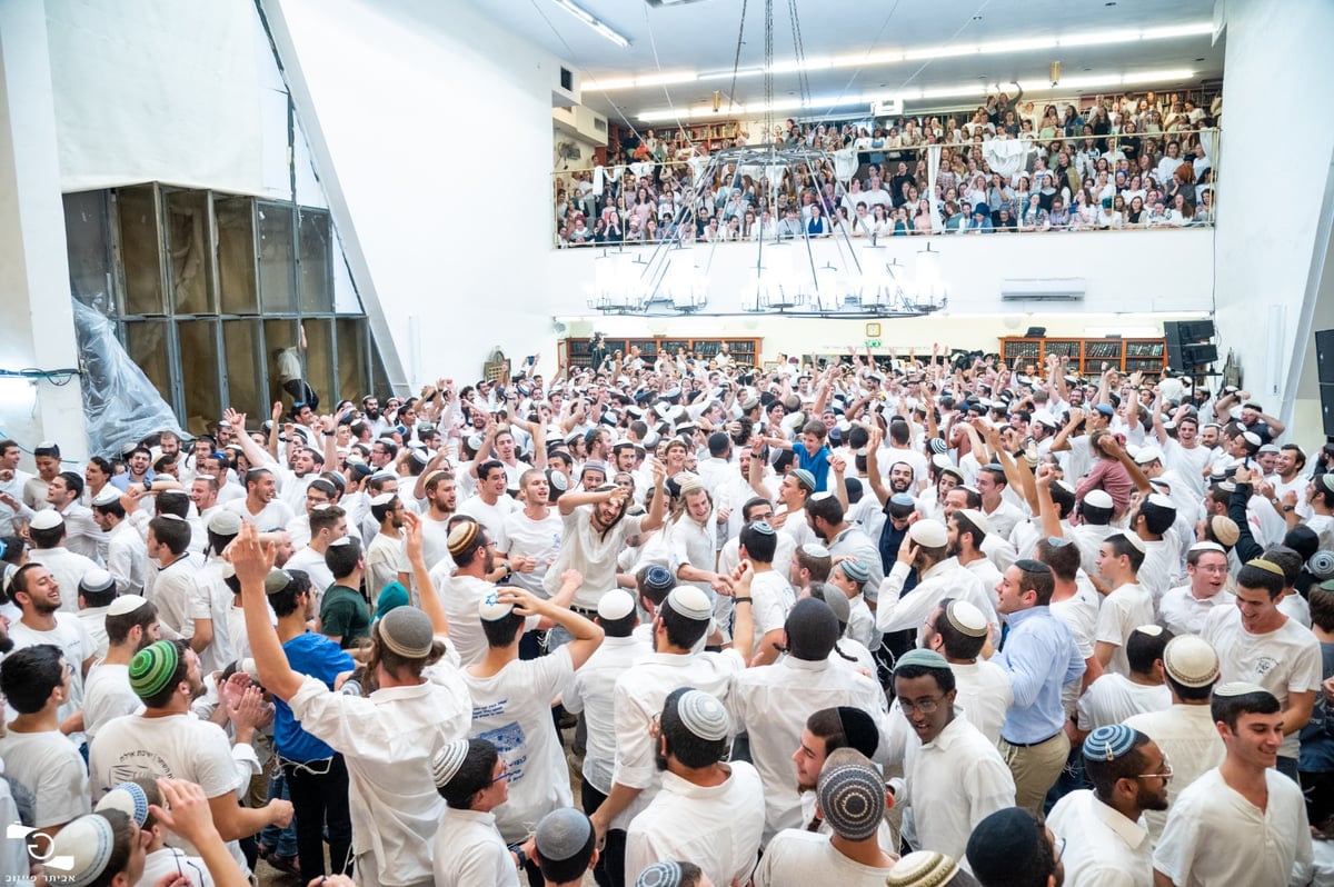 תיעוד מקפיץ ושמח: השמחה המסורתית ב'מרכז הרב'