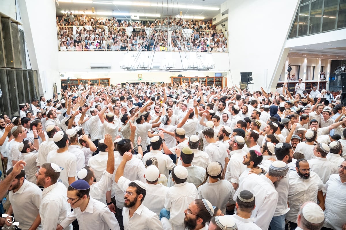 תיעוד מקפיץ ושמח: השמחה המסורתית ב'מרכז הרב'