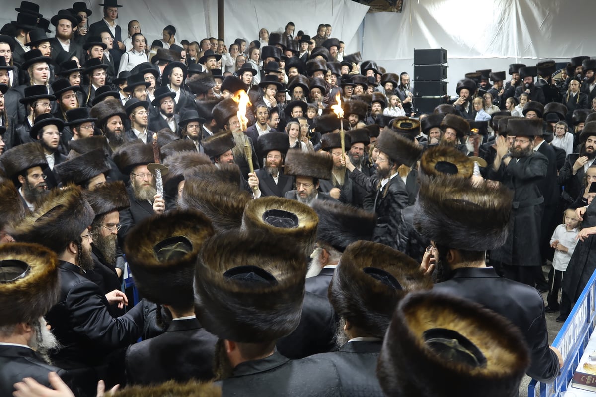 באבוקות של אש: שמחת בית השואבה בחסידות זוועהיל