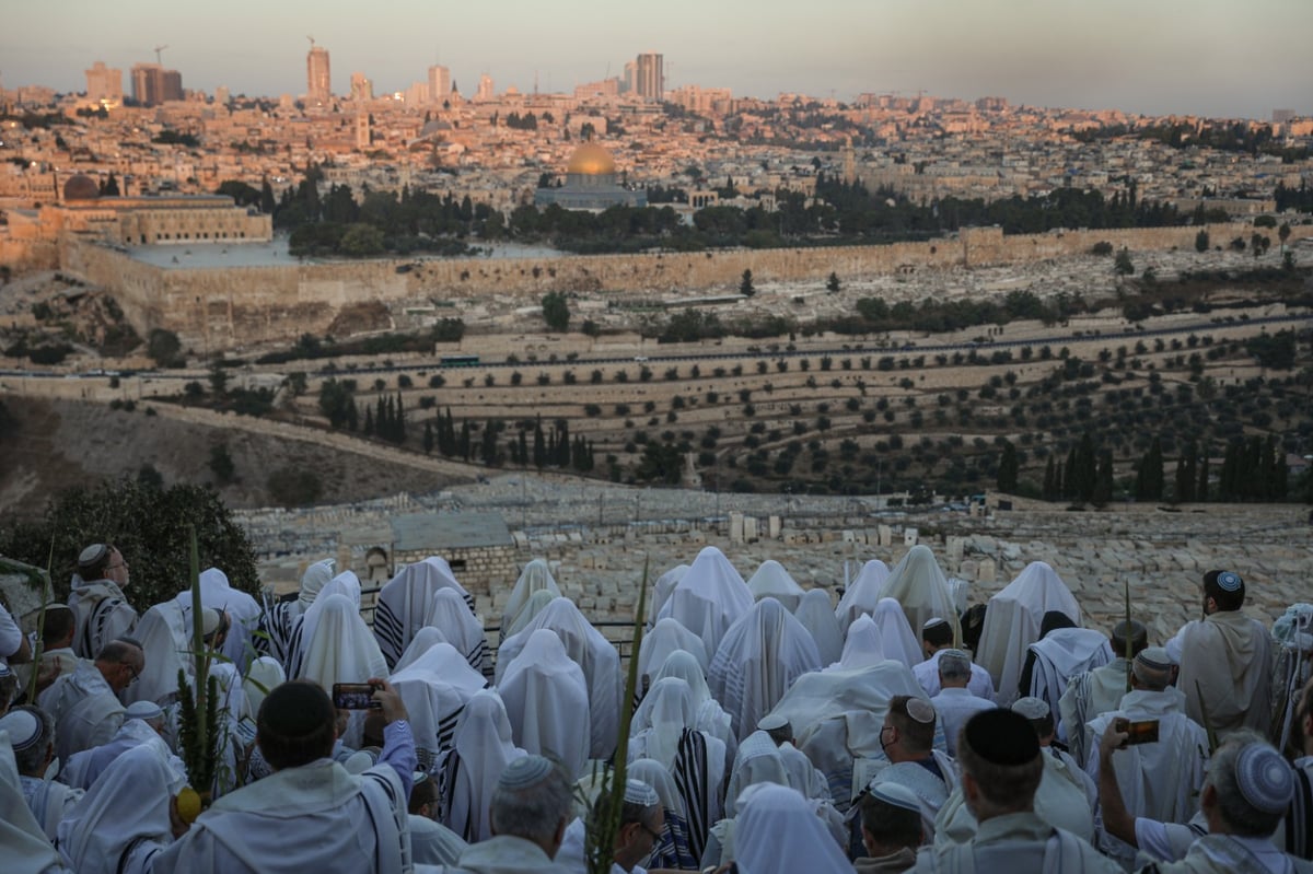 מאות התפללו בהר הזיתים מול בית קודשי הקודשים