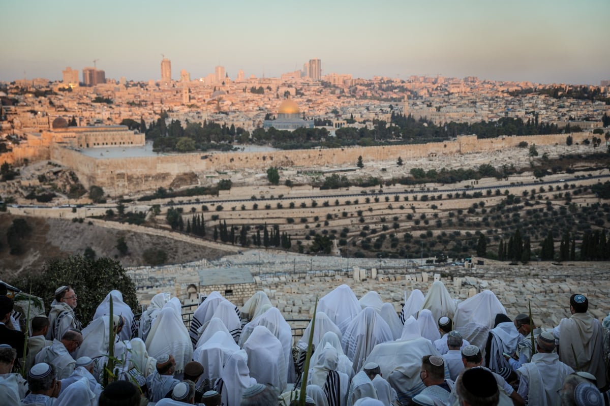 מאות התפללו בהר הזיתים מול בית קודשי הקודשים