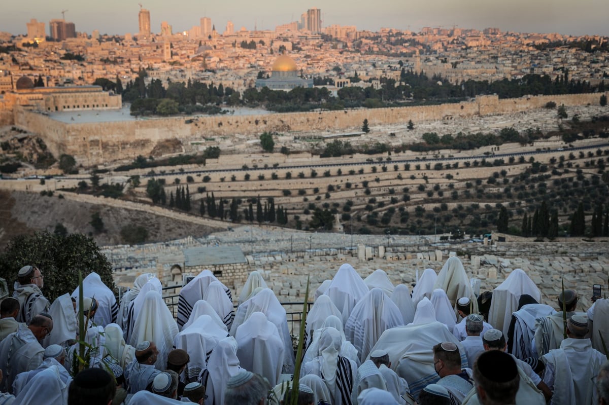 מאות התפללו בהר הזיתים מול בית קודשי הקודשים