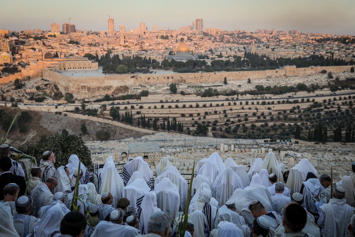 מאות התפללו בהר הזיתים מול בית קודשי הקודשים