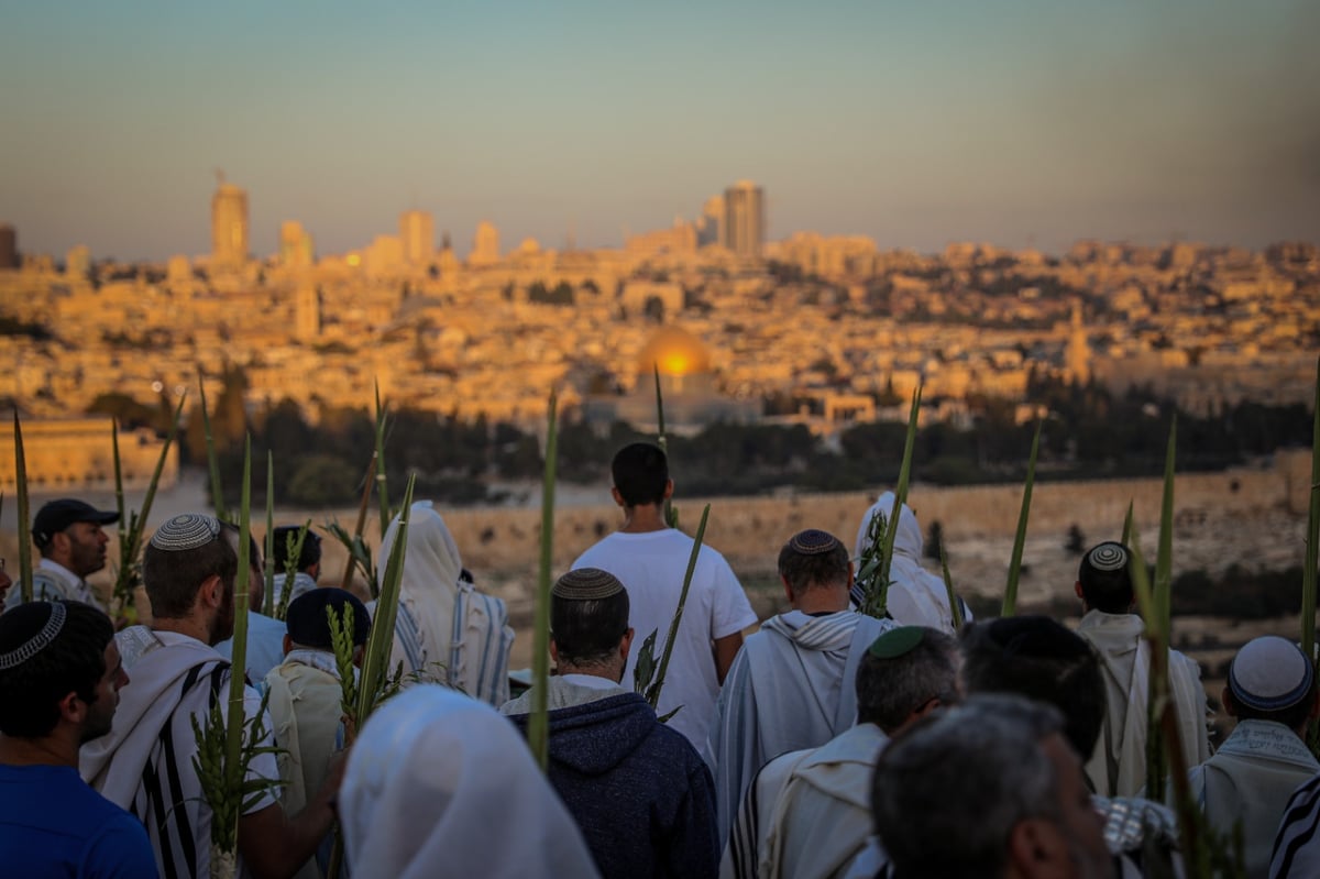 מאות התפללו בהר הזיתים מול בית קודשי הקודשים