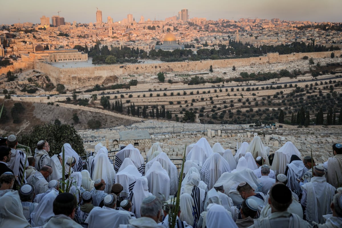 מאות התפללו בהר הזיתים מול בית קודשי הקודשים