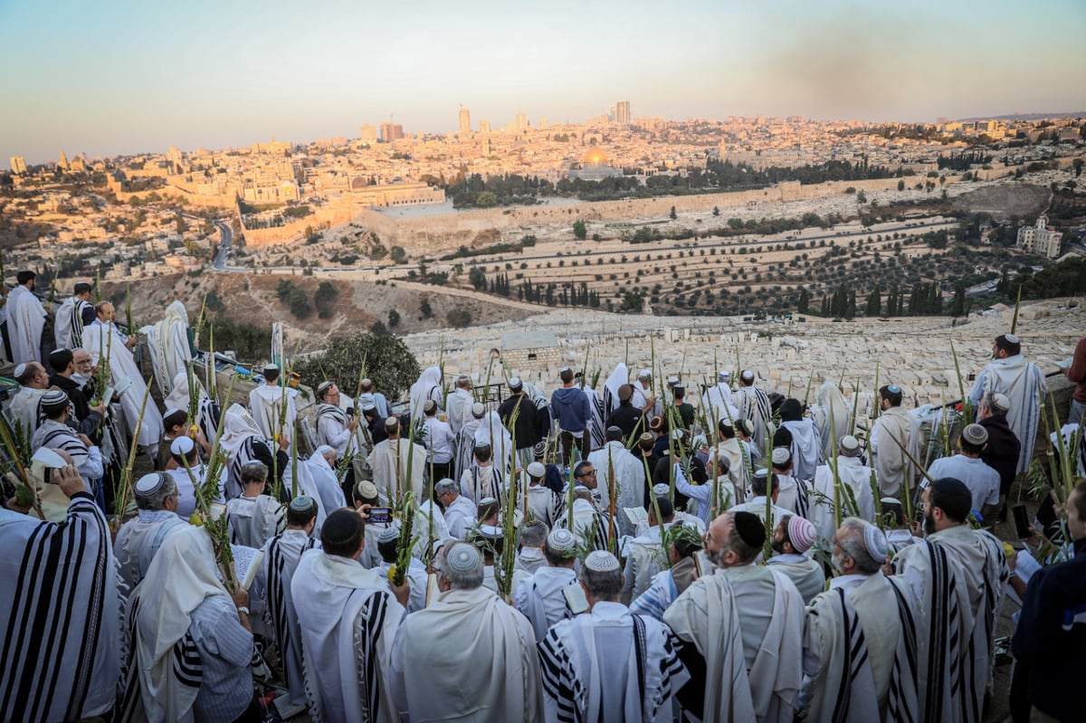 מאות התפללו בהר הזיתים מול בית קודשי הקודשים