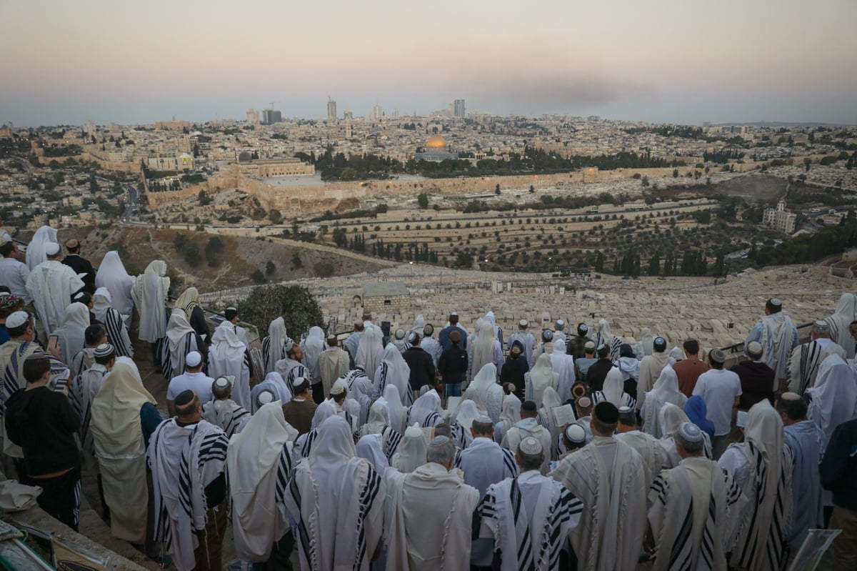 מאות התפללו בהר הזיתים מול בית קודשי הקודשים