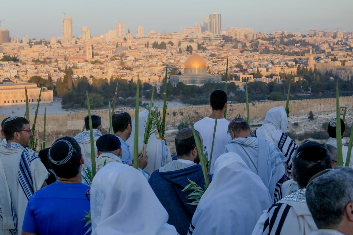 מאות התפללו בהר הזיתים מול בית קודשי הקודשים