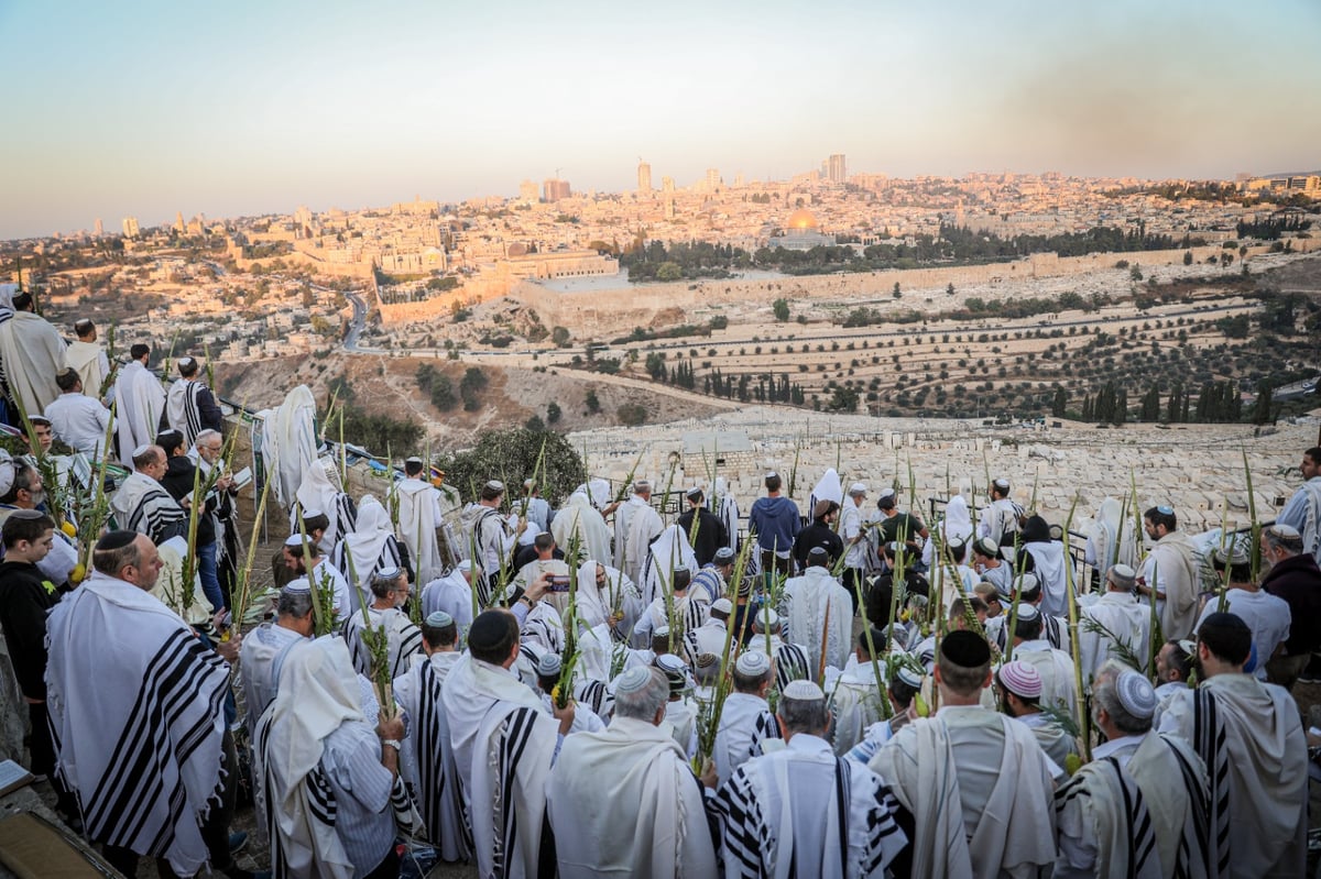 מאות התפללו בהר הזיתים מול בית קודשי הקודשים