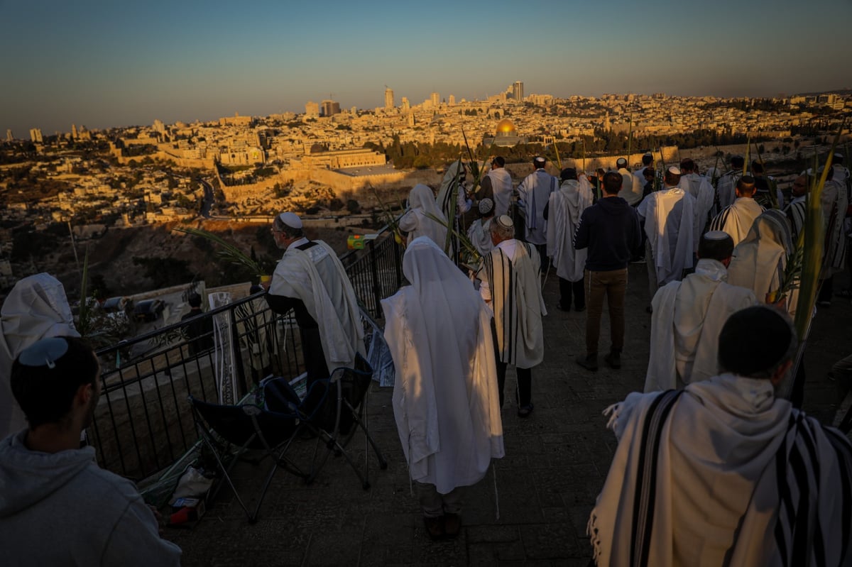 מאות התפללו בהר הזיתים מול בית קודשי הקודשים