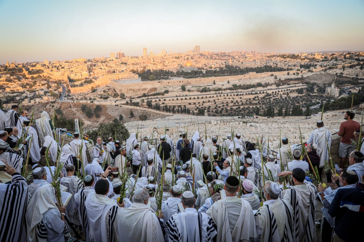 מאות התפללו בהר הזיתים מול בית קודשי הקודשים