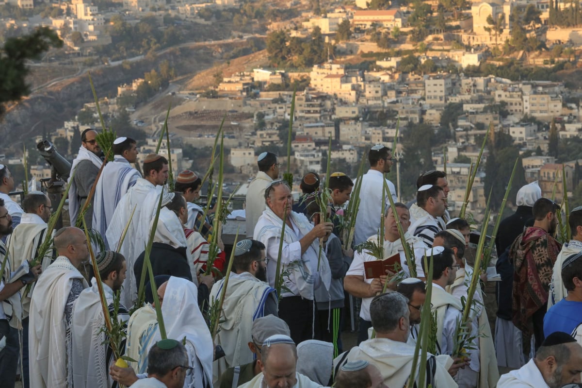 מאות התפללו בהר הזיתים מול בית קודשי הקודשים