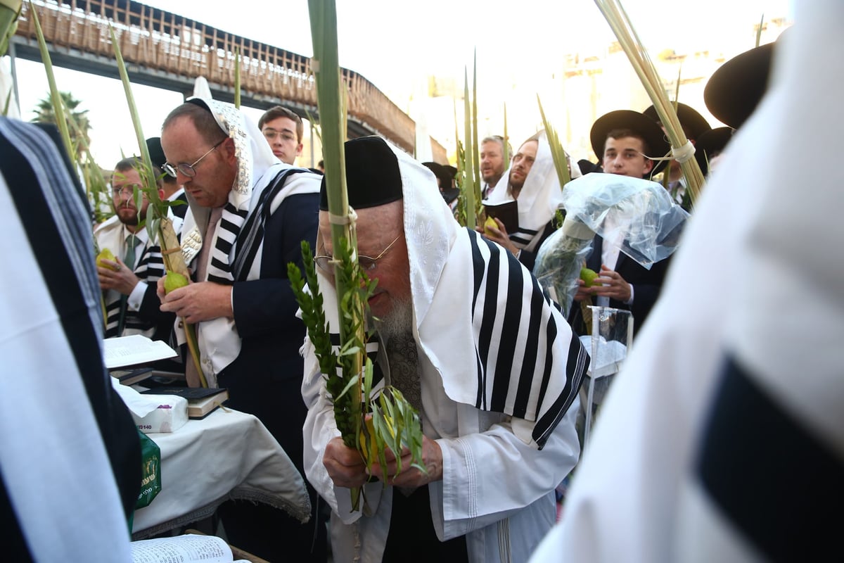 אלפים בליל הושענא רבא ברחבת הכותל המערבי