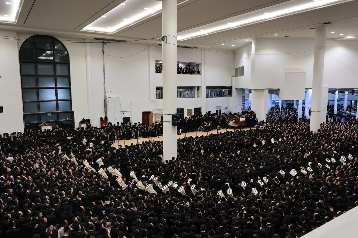 תיעוד מיוחד: עשרות אלפי חסידי גור בהקפות שניות