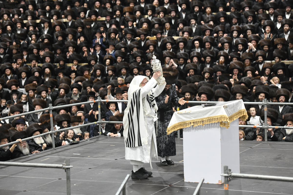 'העפיל טיש': הושענא רבה ושמחת תורה בצאנז