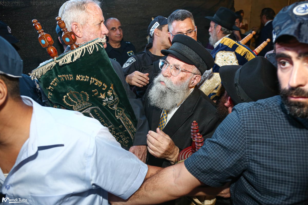 תיעוד ענק ומרהיב: ה'הקפות שניות' בכפר חב"ד