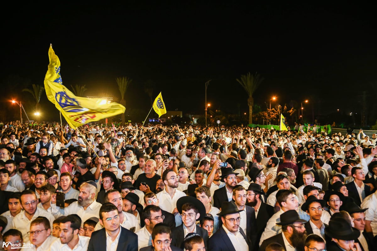 תיעוד ענק ומרהיב: ה'הקפות שניות' בכפר חב"ד