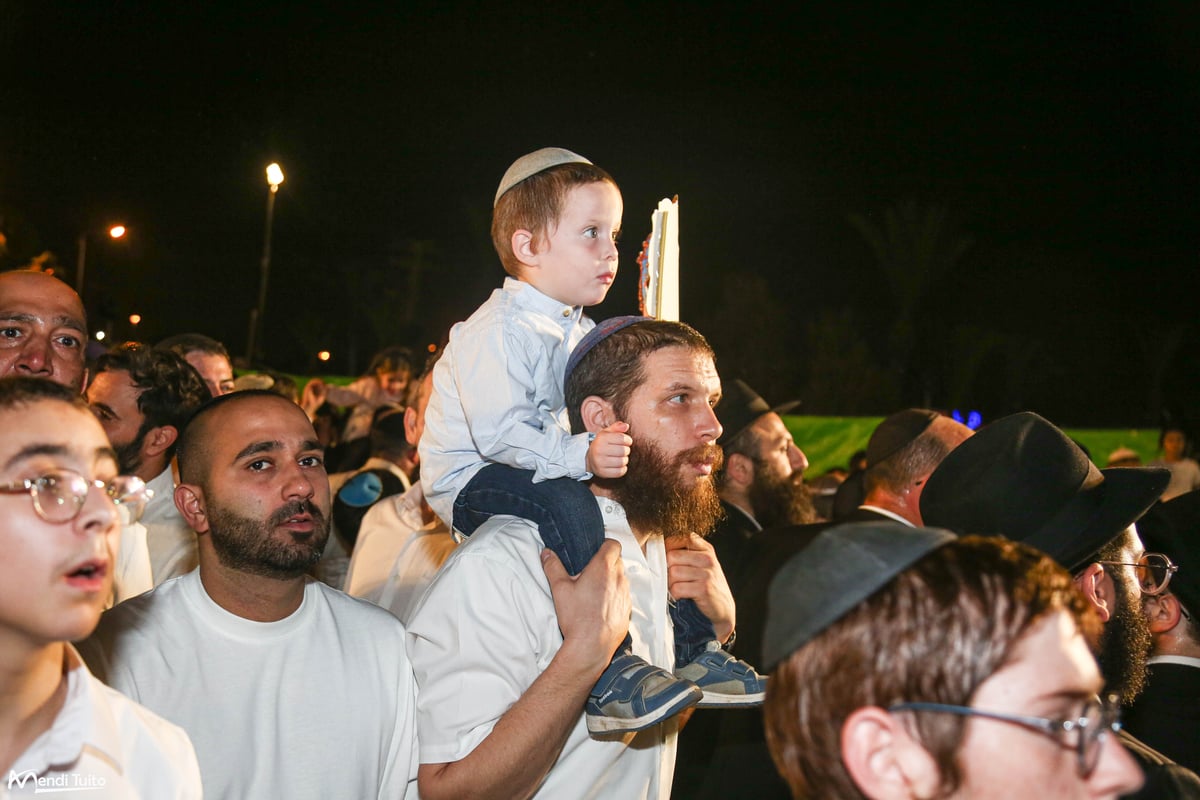 תיעוד ענק ומרהיב: ה'הקפות שניות' בכפר חב"ד