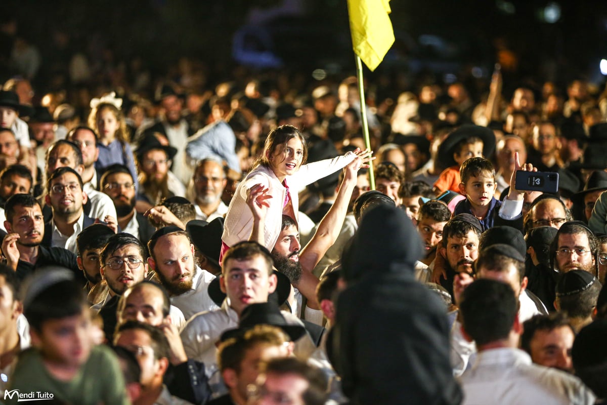 תיעוד ענק ומרהיב: ה'הקפות שניות' בכפר חב"ד