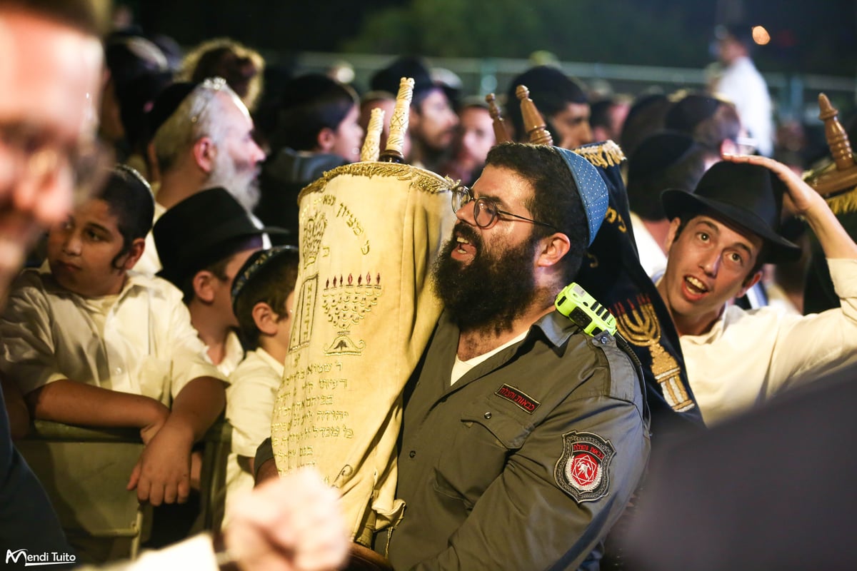 תיעוד ענק ומרהיב: ה'הקפות שניות' בכפר חב"ד