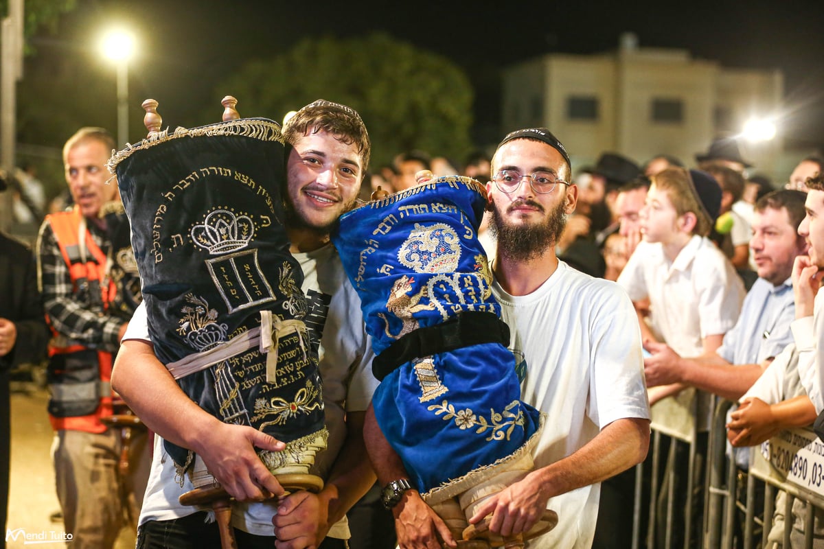 תיעוד ענק ומרהיב: ה'הקפות שניות' בכפר חב"ד