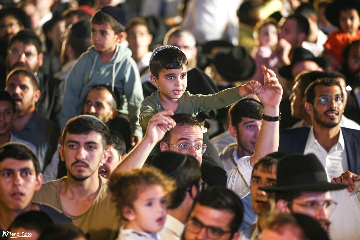 תיעוד ענק ומרהיב: ה'הקפות שניות' בכפר חב"ד