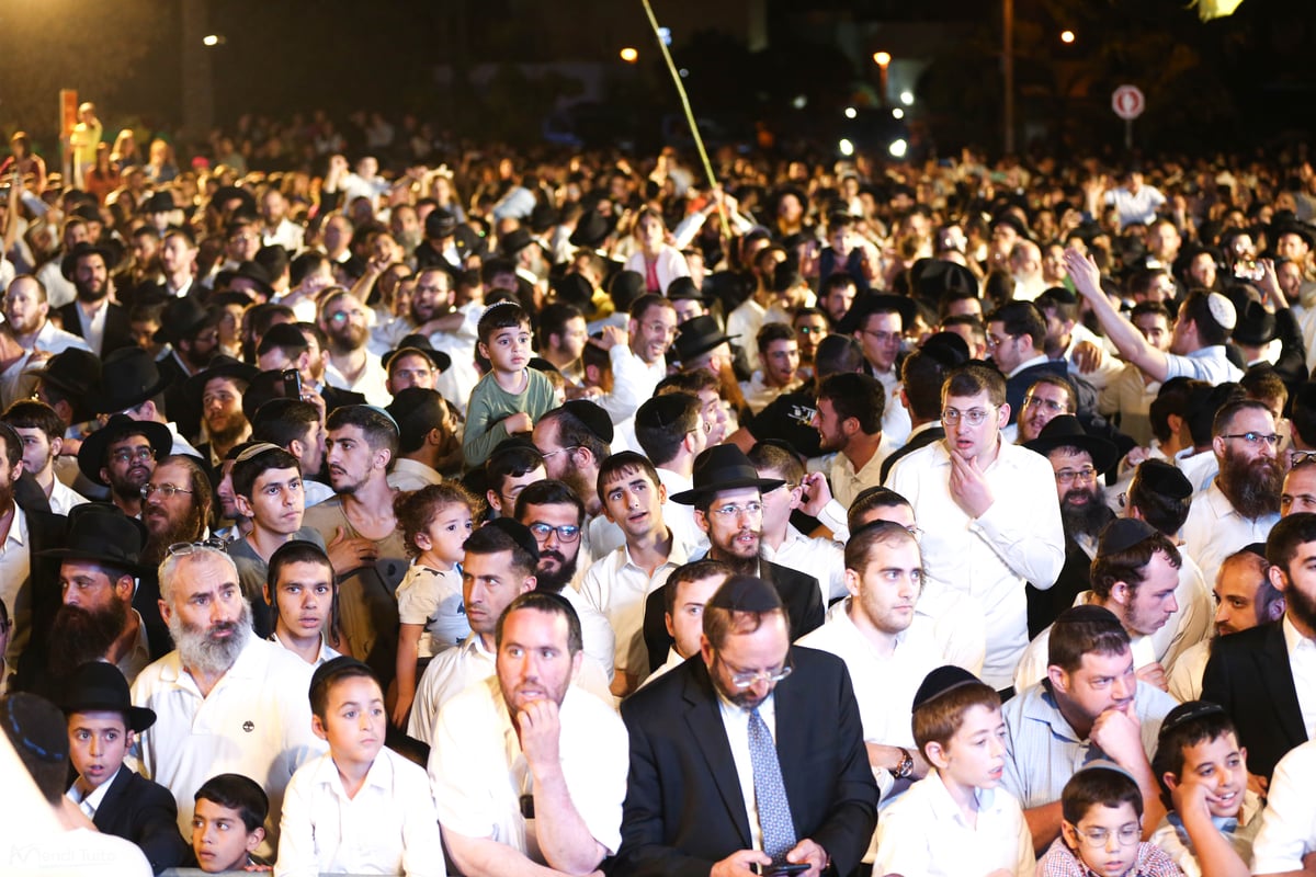 תיעוד ענק ומרהיב: ה'הקפות שניות' בכפר חב"ד