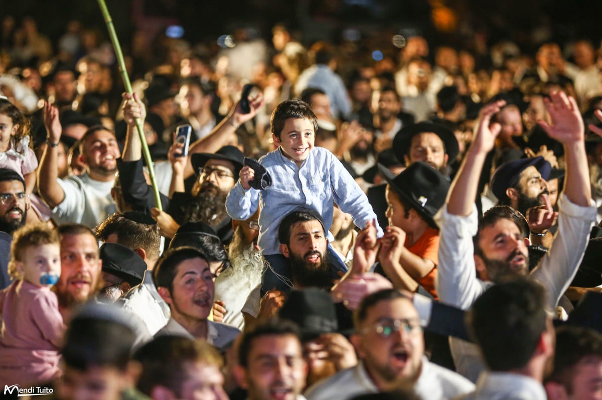 תיעוד ענק ומרהיב: ה'הקפות שניות' בכפר חב"ד