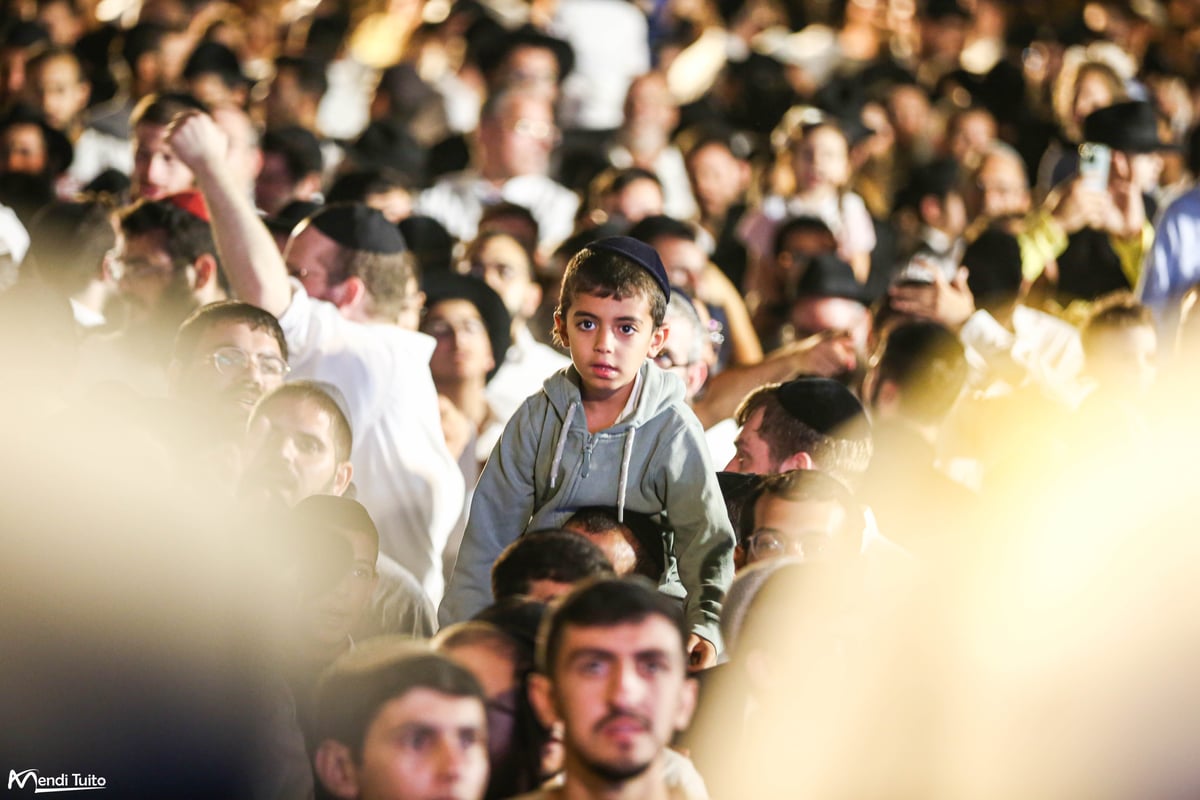 תיעוד ענק ומרהיב: ה'הקפות שניות' בכפר חב"ד