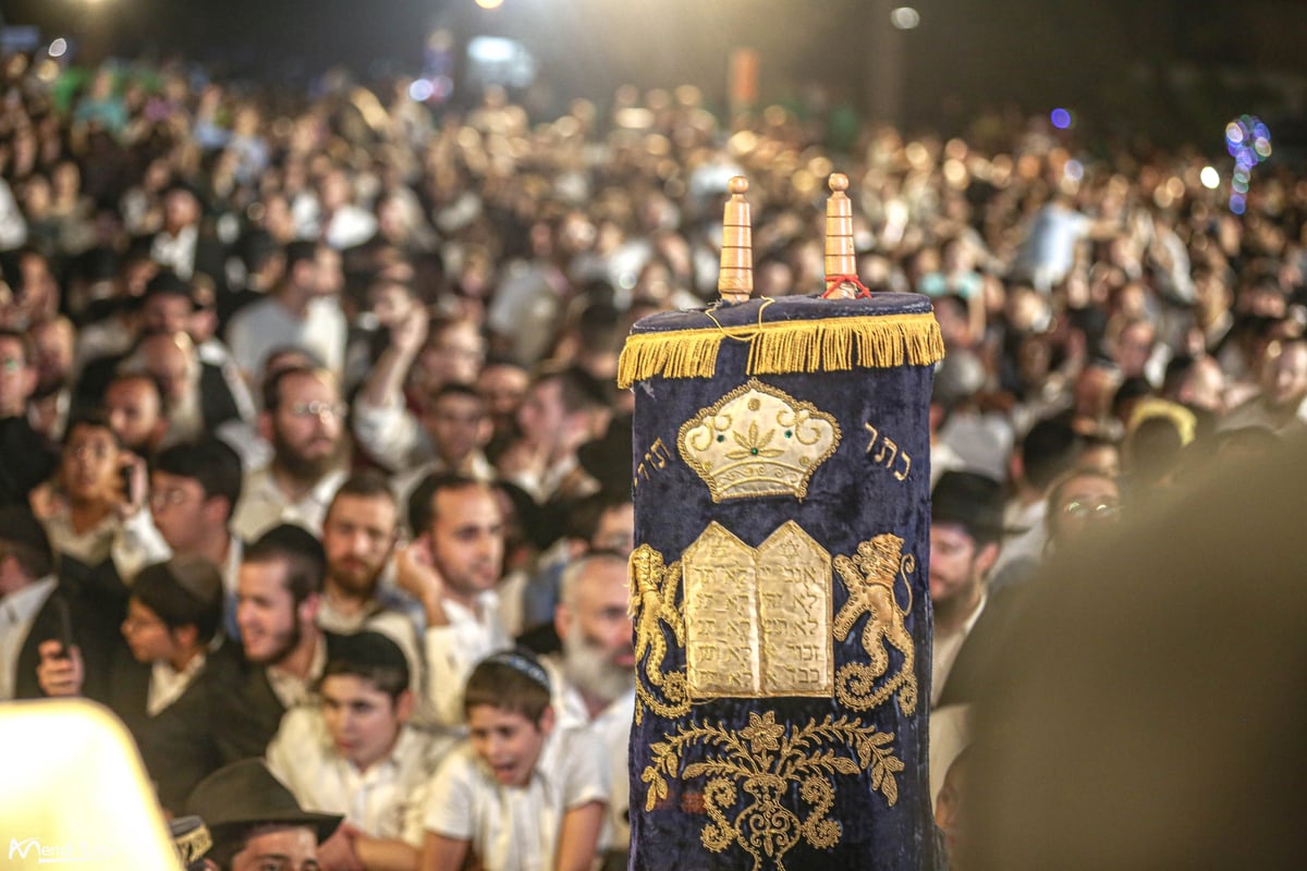 תיעוד ענק ומרהיב: ה'הקפות שניות' בכפר חב"ד