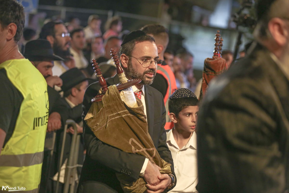 תיעוד ענק ומרהיב: ה'הקפות שניות' בכפר חב"ד