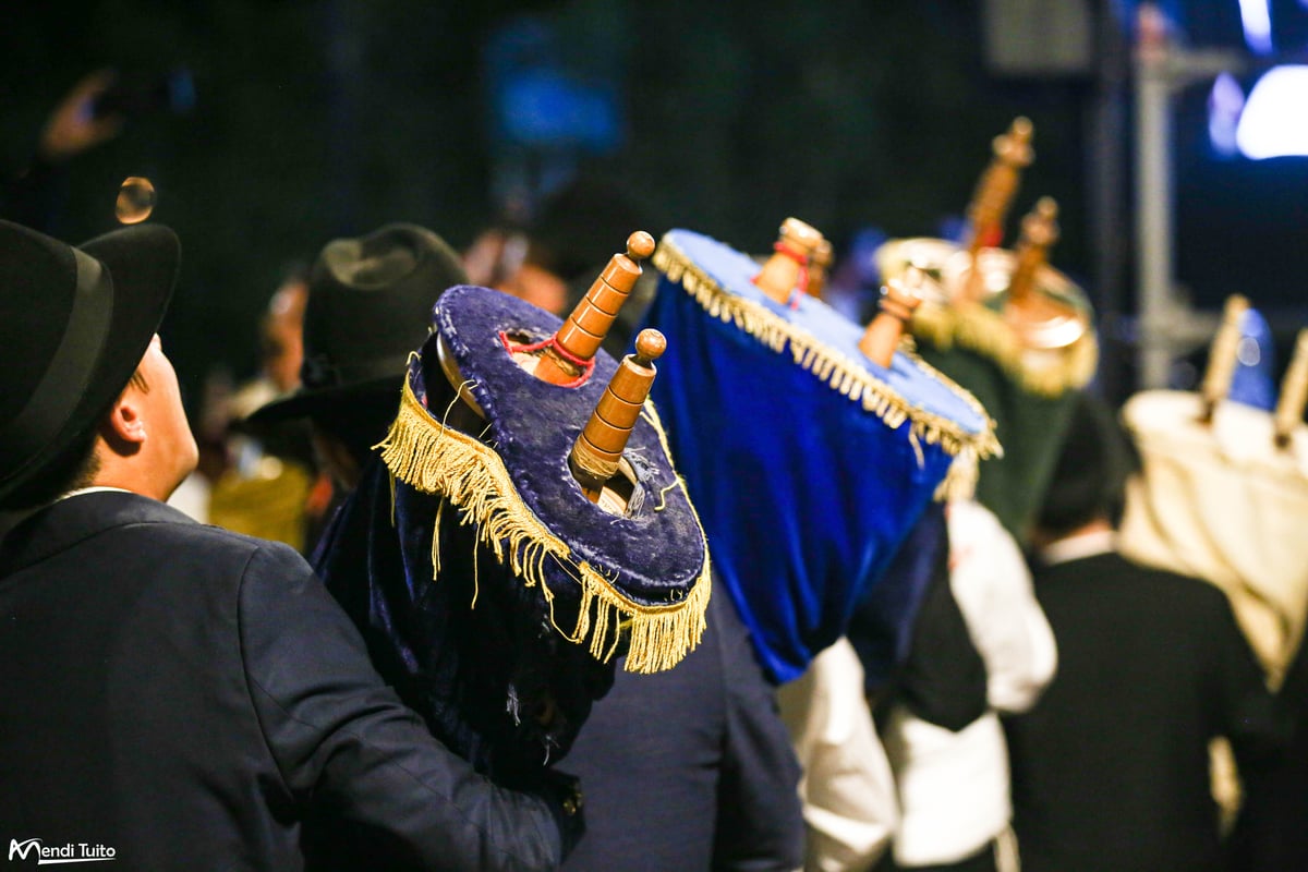 תיעוד ענק ומרהיב: ה'הקפות שניות' בכפר חב"ד