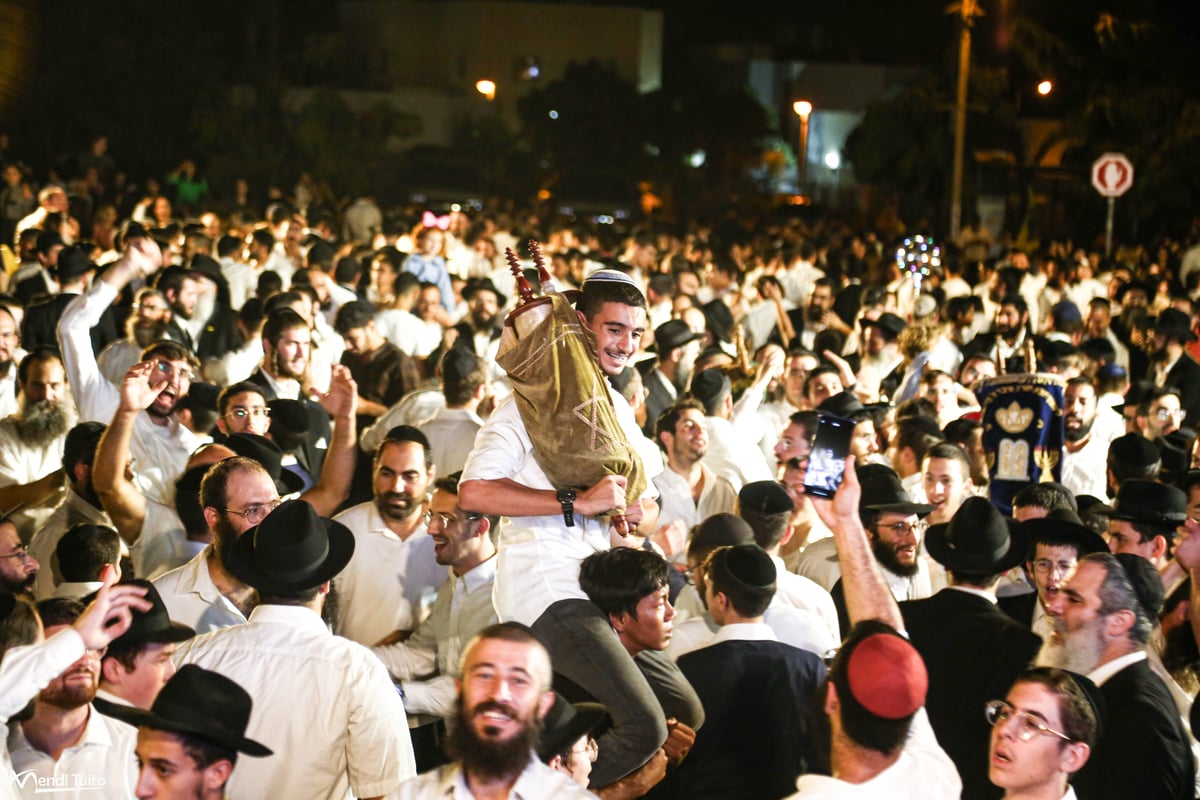 תיעוד ענק ומרהיב: ה'הקפות שניות' בכפר חב"ד