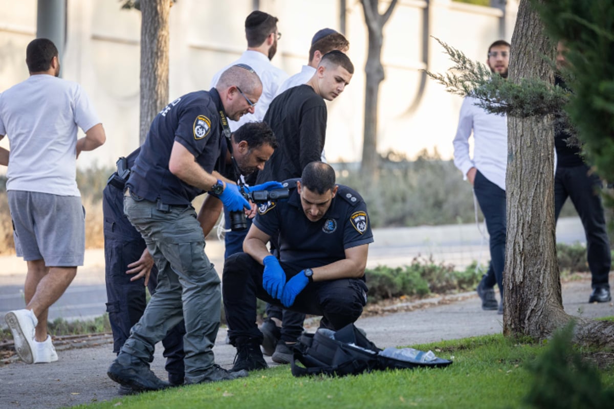 חוקרי משטרה בזירת הפיגוע