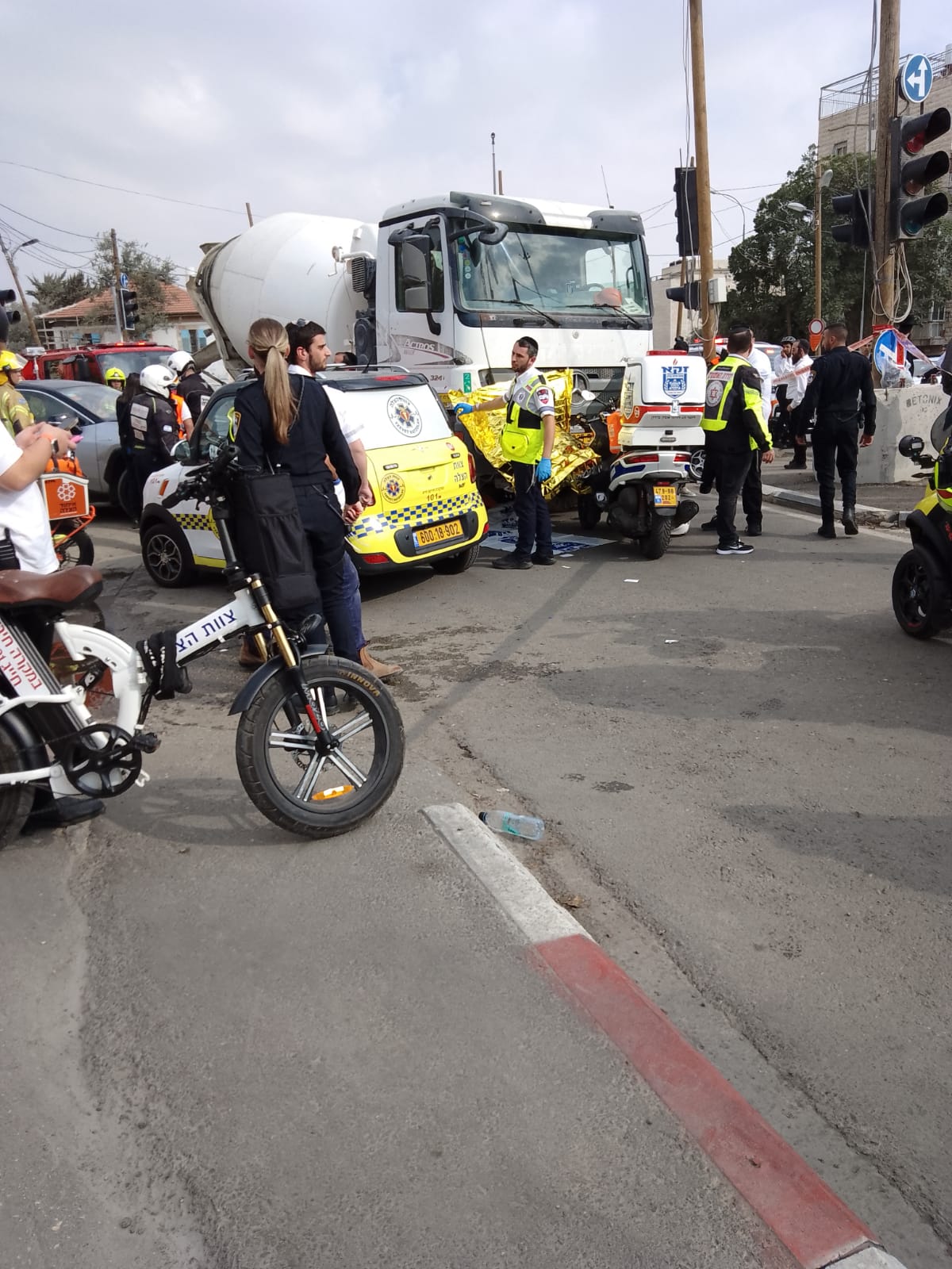 במרכז גאולה: משאית פגעה בילד חרדי; מותו נקבע במקום