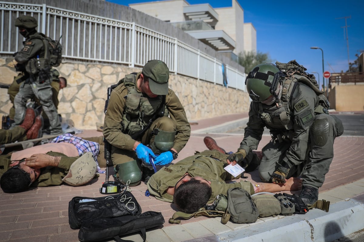 הלוחמים מטפלים בחיילים המדמים פצועים