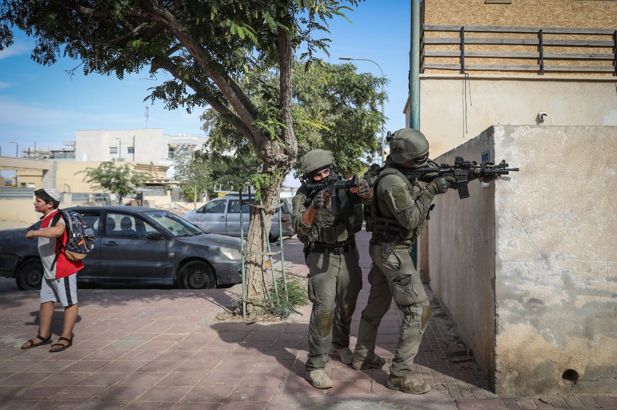 הלוחמים תופסים ומאבטחים כל צומת ופינה