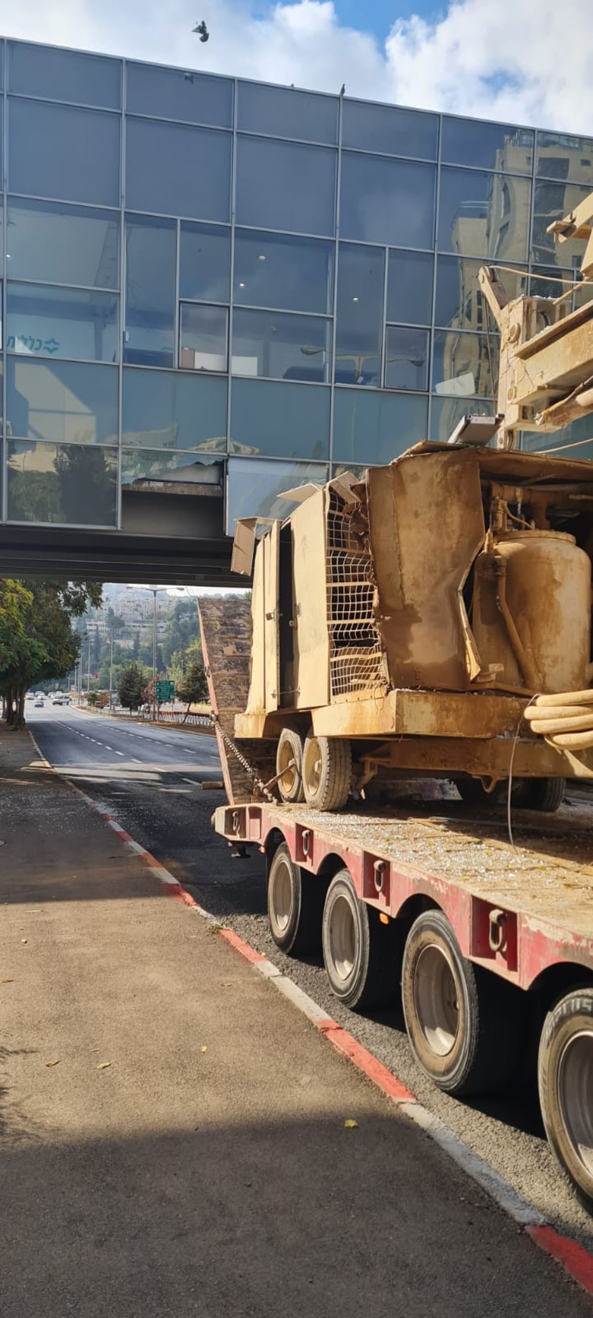 משאית גרר פגעה בזכוכית הגשר של קניון רמות