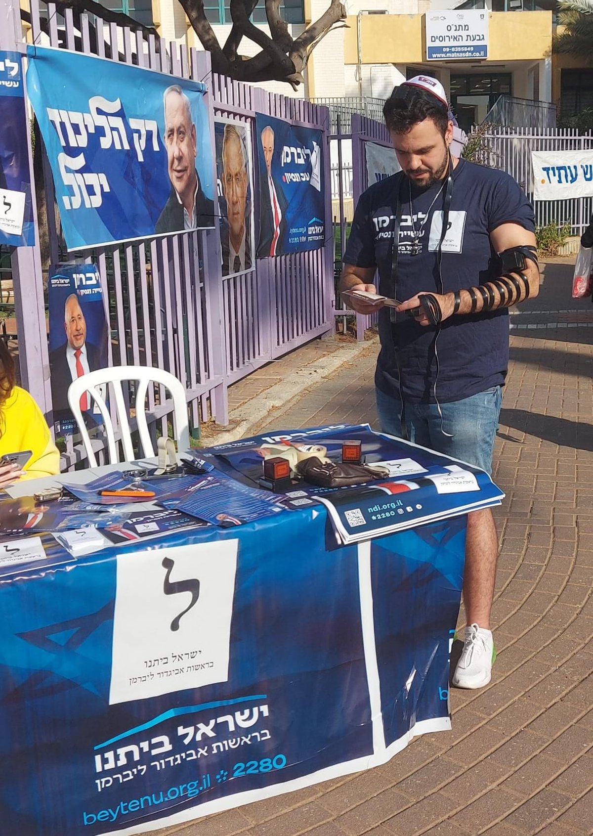 מ'יש עתיד' ועד 'ישראל ביתנו': כל הפעילים מניחים 'תפילין'