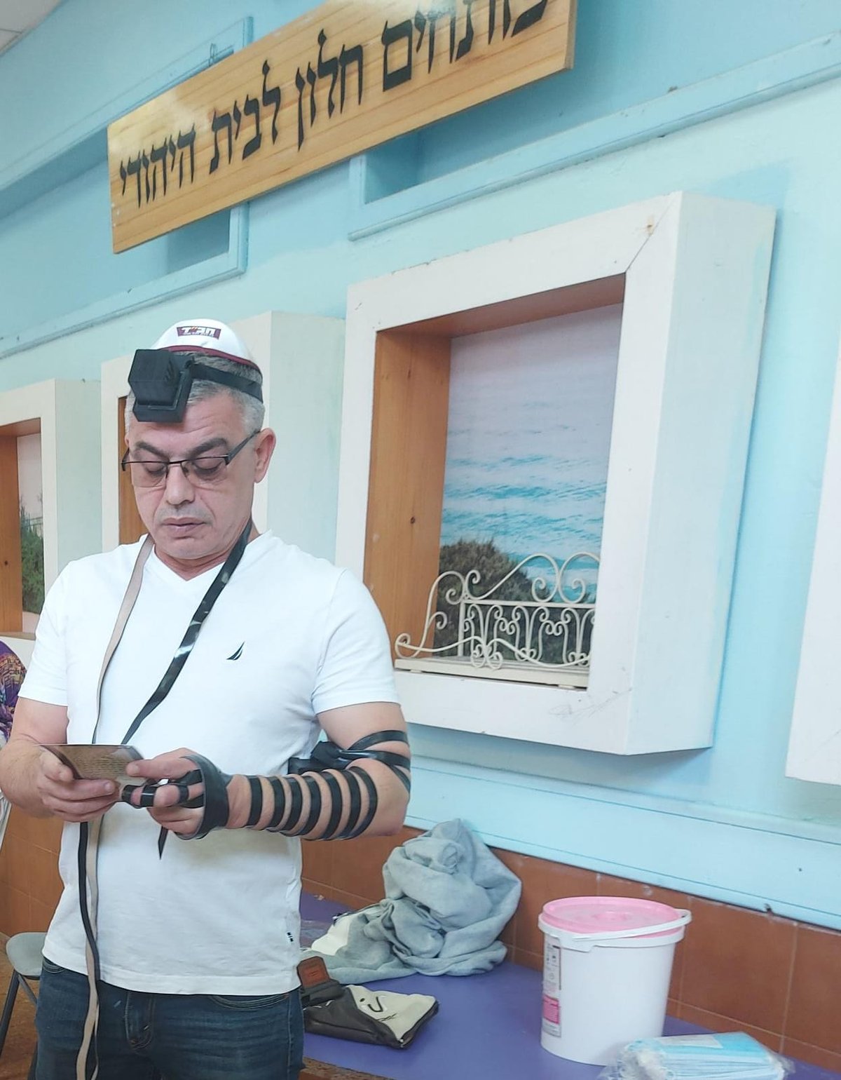 מ'יש עתיד' ועד 'ישראל ביתנו': כל הפעילים מניחים 'תפילין'