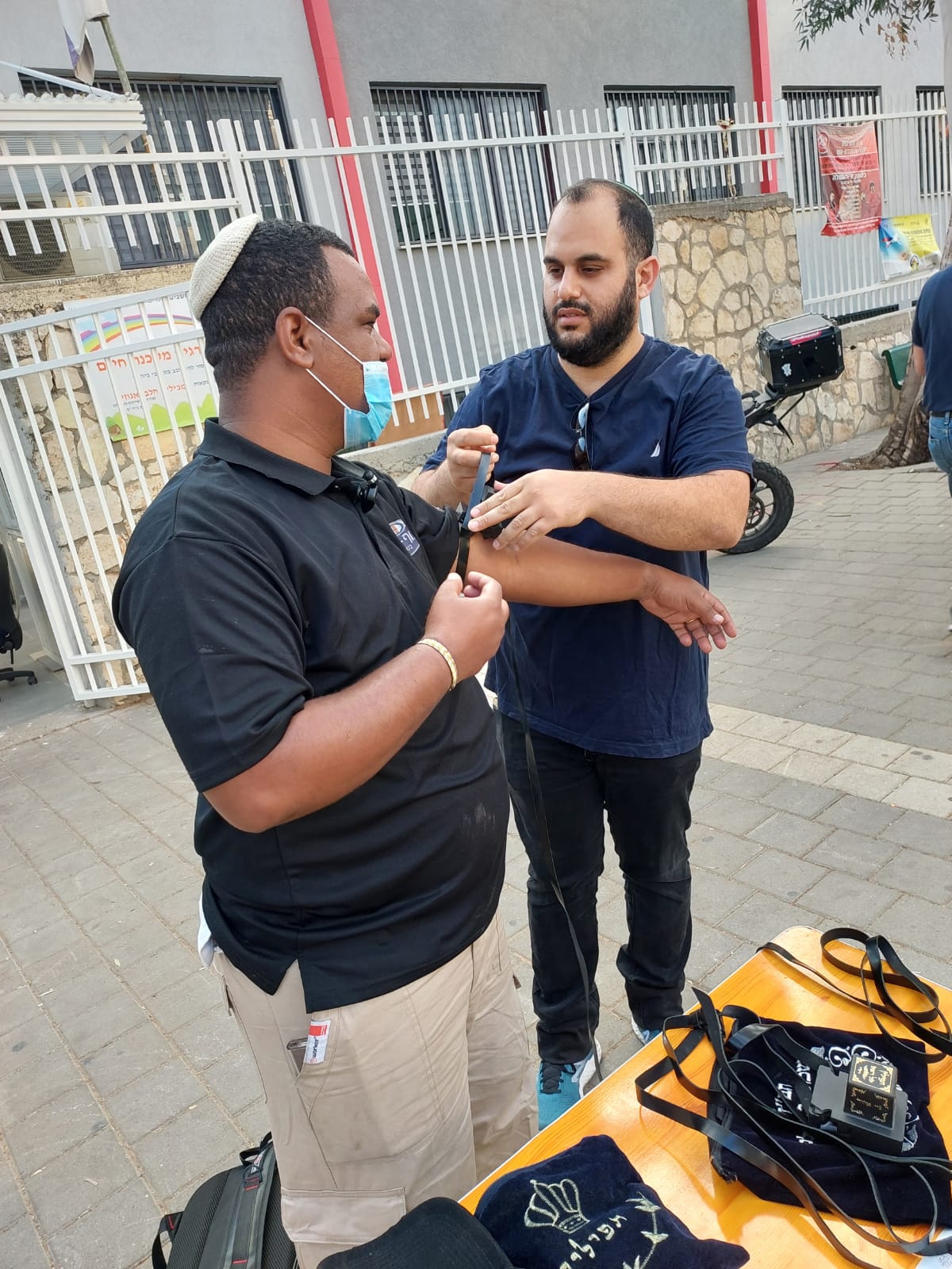 מ'יש עתיד' ועד 'ישראל ביתנו': כל הפעילים מניחים 'תפילין'