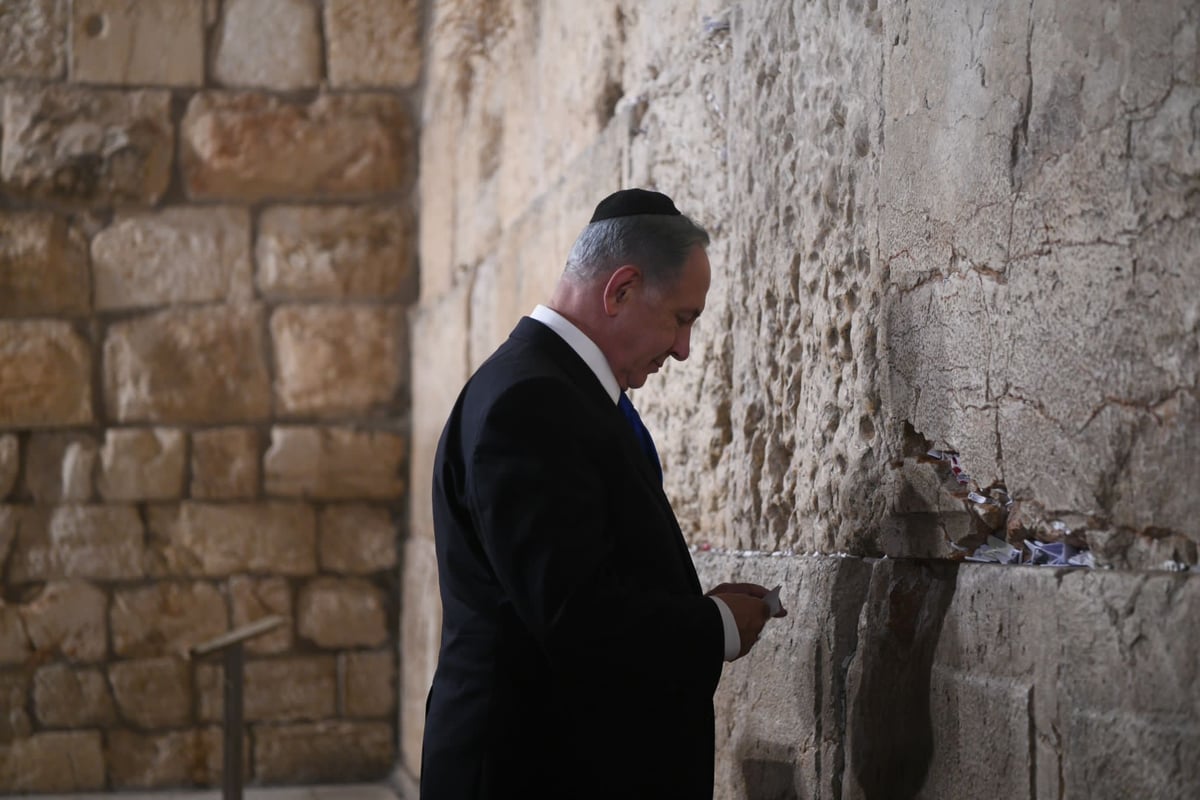 נתניהו, גנץ וסמוטריץ התפללו בכותל; שקד - בקבר רחל