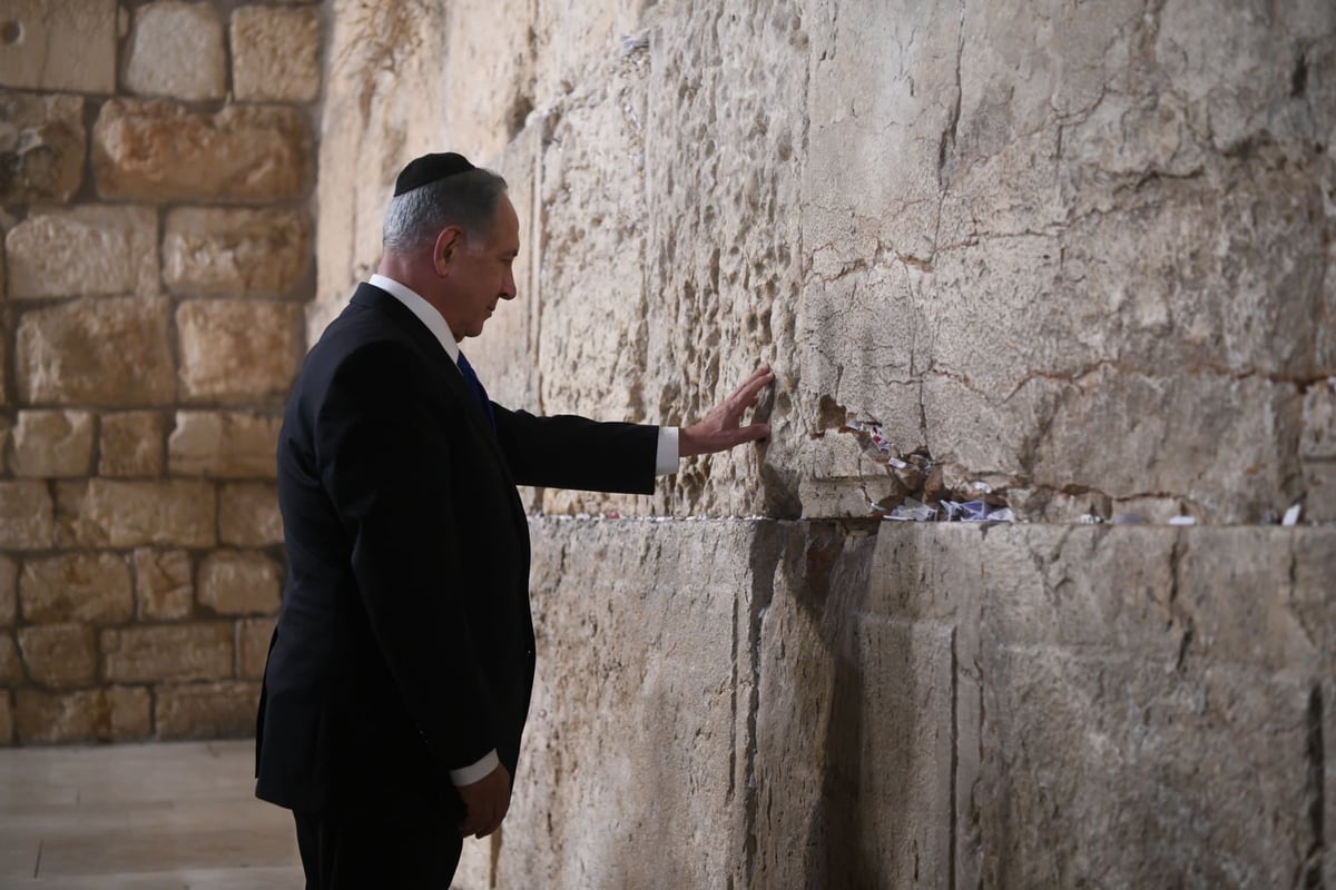 נתניהו, גנץ וסמוטריץ התפללו בכותל; שקד - בקבר רחל